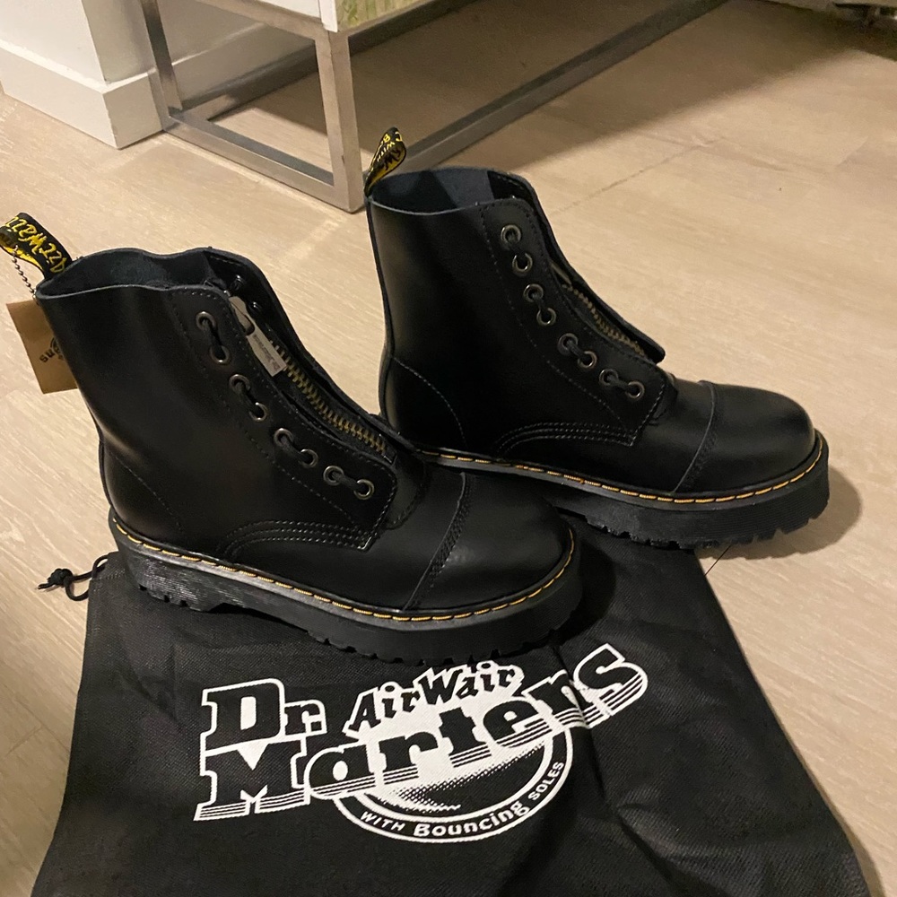 NWT DOC MARTEN SINCLAIR BOOTS